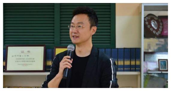 音乐家的刚强,却在高二那年因为一次普通话大赛走上了播音员的道路!