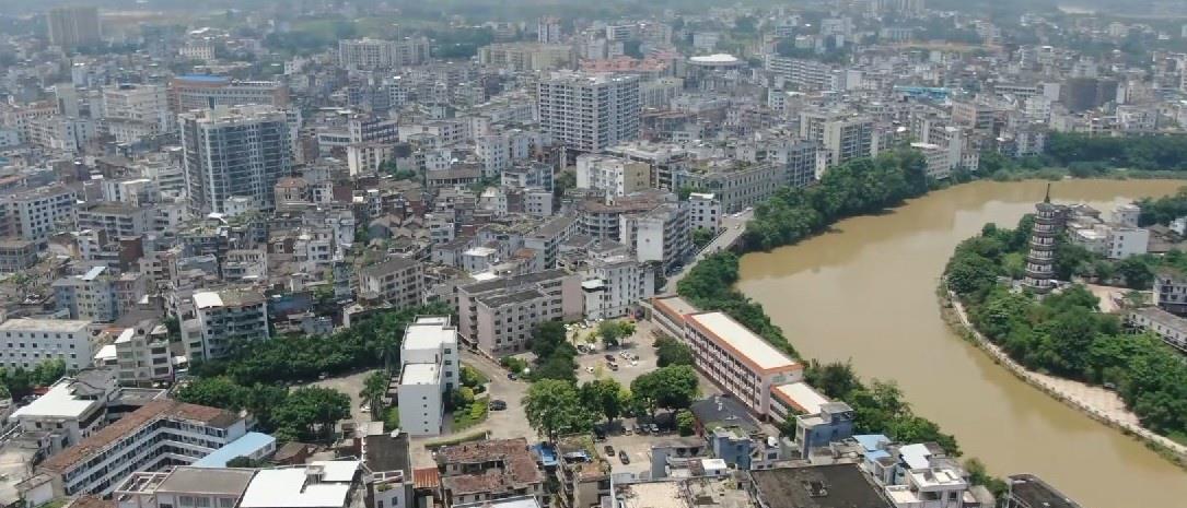 广东与广西交界的罗定市,其实是云浮市下辖市,广东的西大门