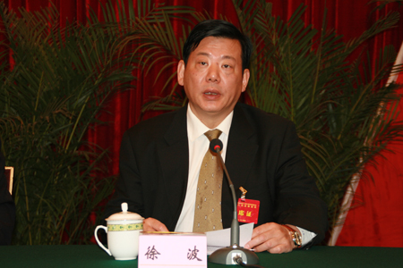 从公开简历看,徐波在泸州政坛前后"耕耘"有九年之久.