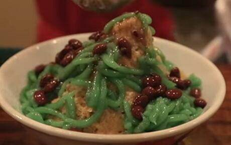 80后女子街边卖“奇异”小吃，年收入几十万，在村里可有面子了！休闲区蓝鸢梦想 - Www.slyday.coM