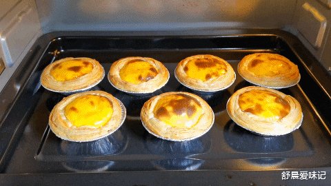 再买一些现成的蛋挞皮,烤出的蛋挞金黄酥脆,奶香浓郁,大人孩子都爱吃