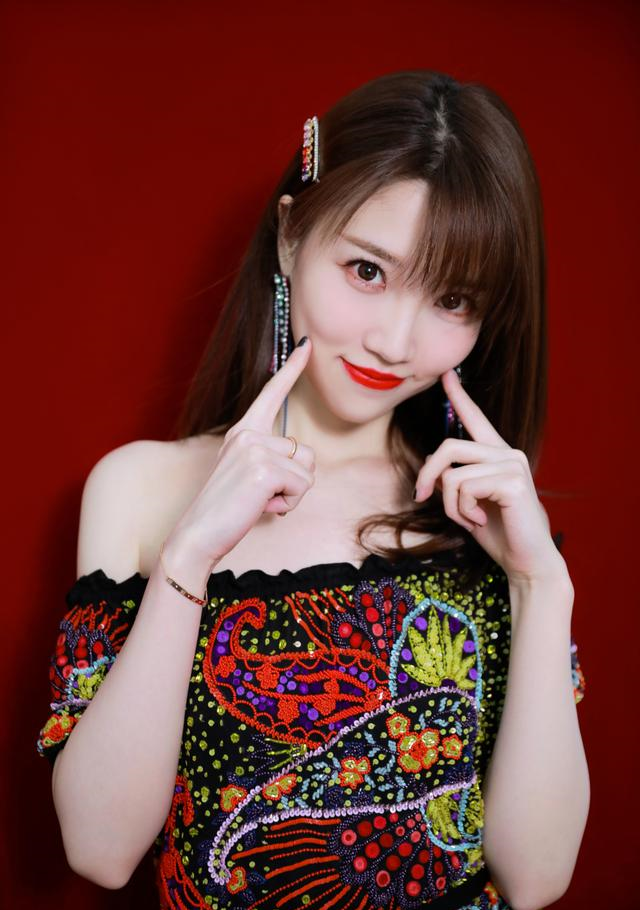 蒙面唱将猜评团张纯烨背景为何节目如此偏爱她