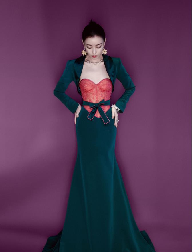 倪妮亮相时尚盛典,一颦一笑撩人心扉,红配绿礼服穿出满满高级感