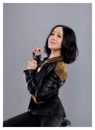 她连上4次春晚,与恩师怀孕后被小三被迫打掉后,如今成了这样!