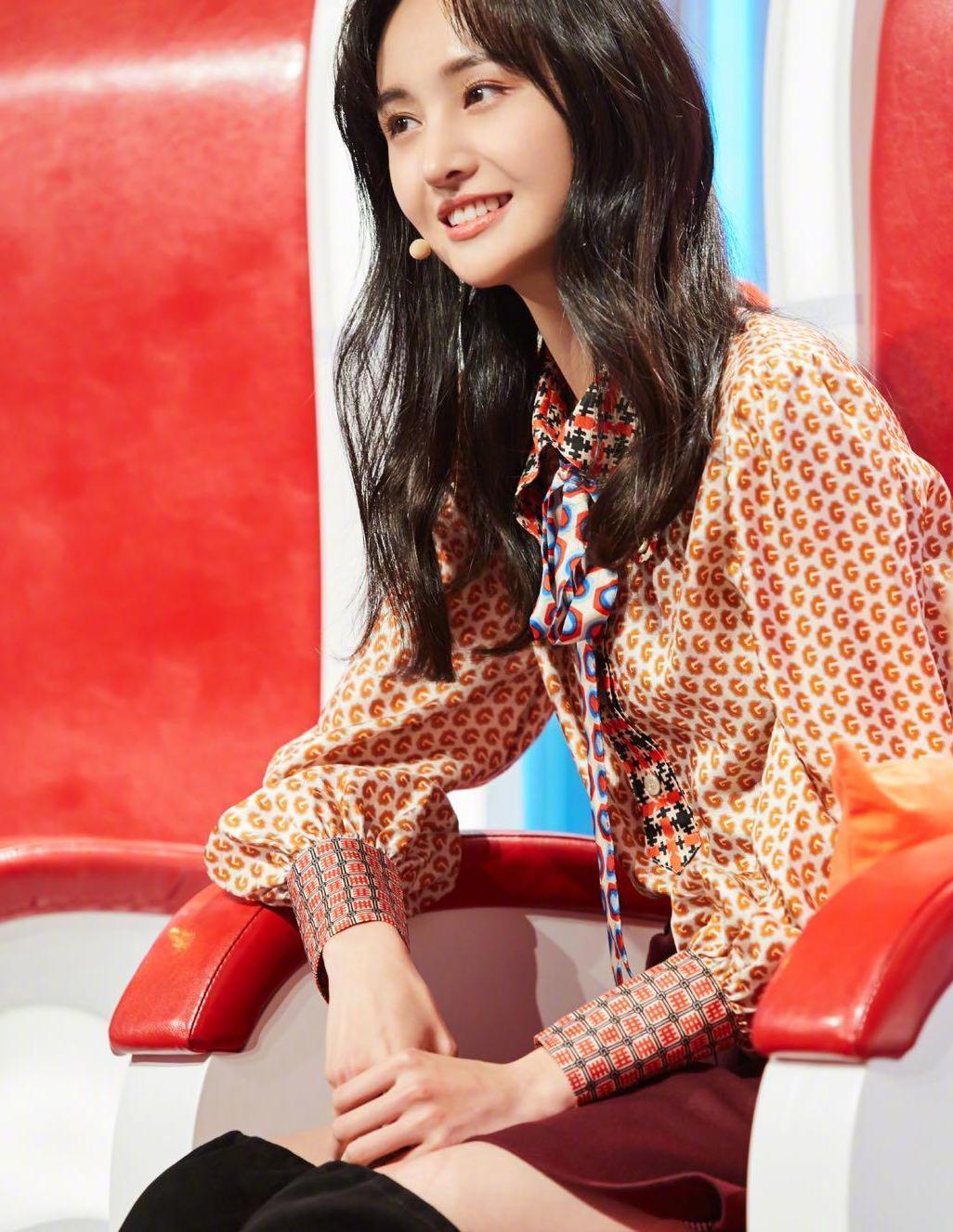 郑爽久违出席时尚活动印花无袖衬衣配黑裙美上热搜