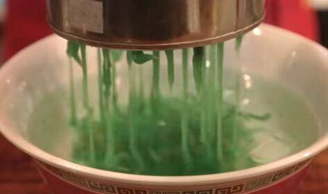 80后女子街边卖“奇异”小吃，年收入几十万，在村里可有面子了！休闲区蓝鸢梦想 - Www.slyday.coM