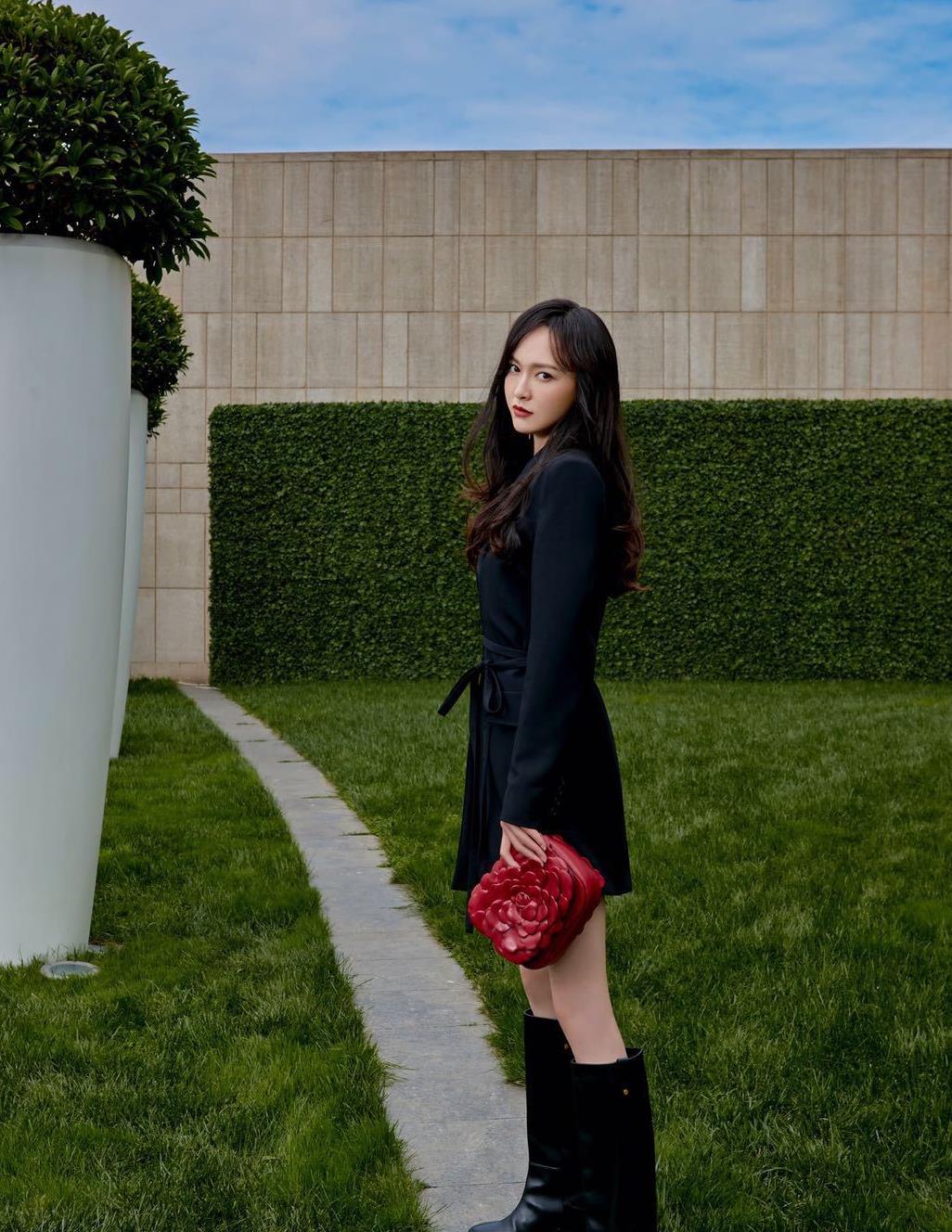 秋高气爽,学唐嫣穿西装裙 长靴,气场全开