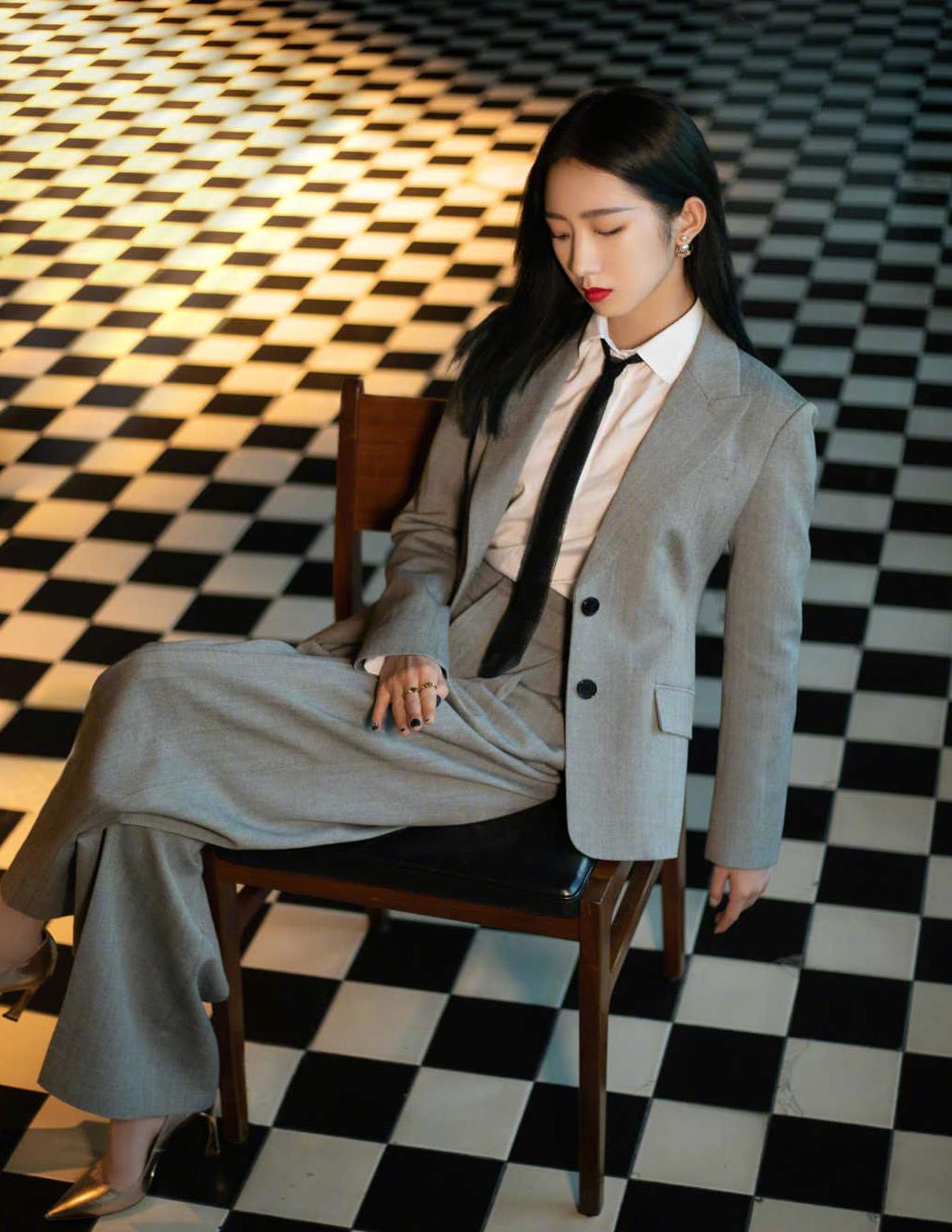 沈梦辰是搭配高手西装白色卫衣搭牛仔裤照穿甩朋友圈几条街