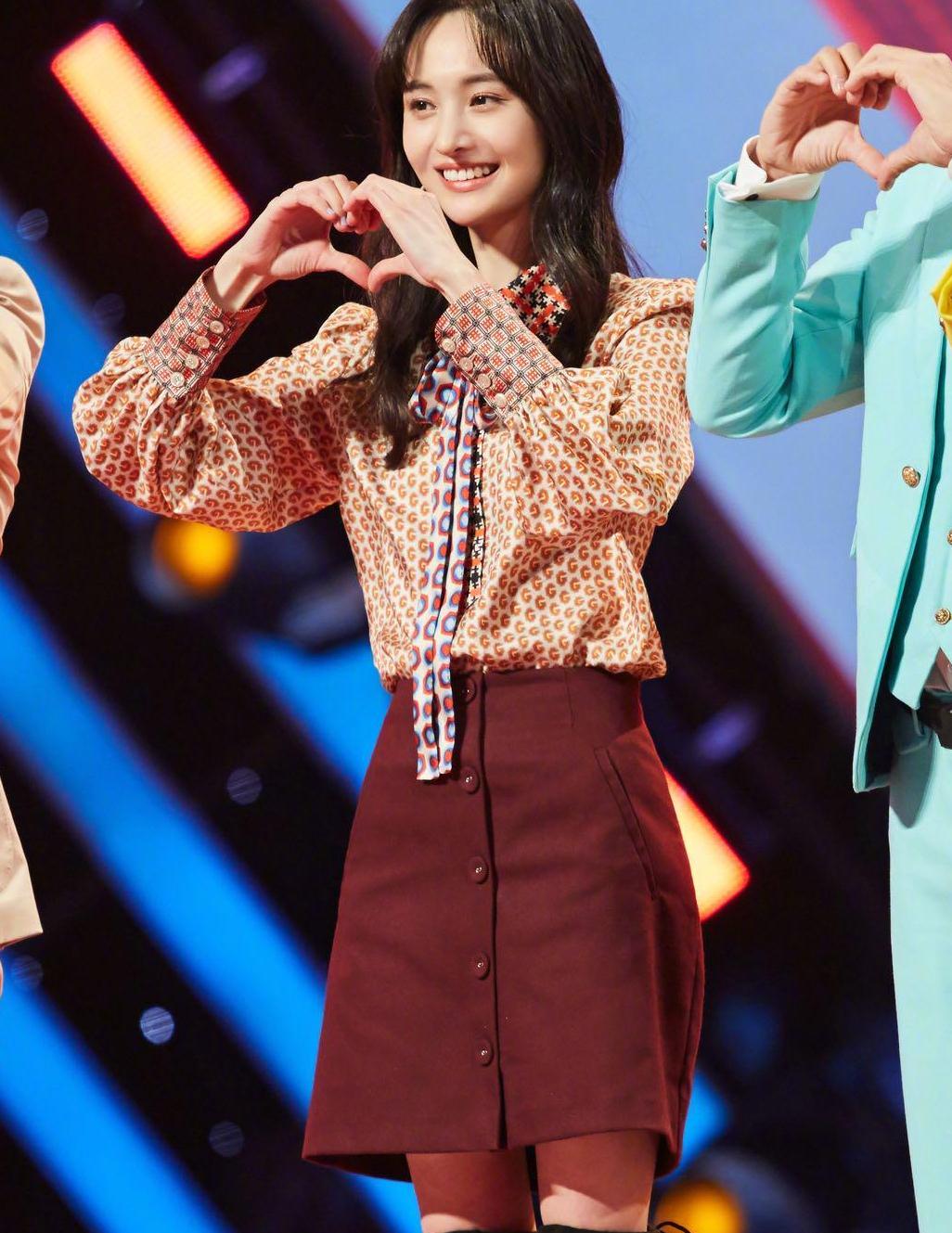 郑爽久违出席时尚活动印花无袖衬衣配黑裙美上热搜