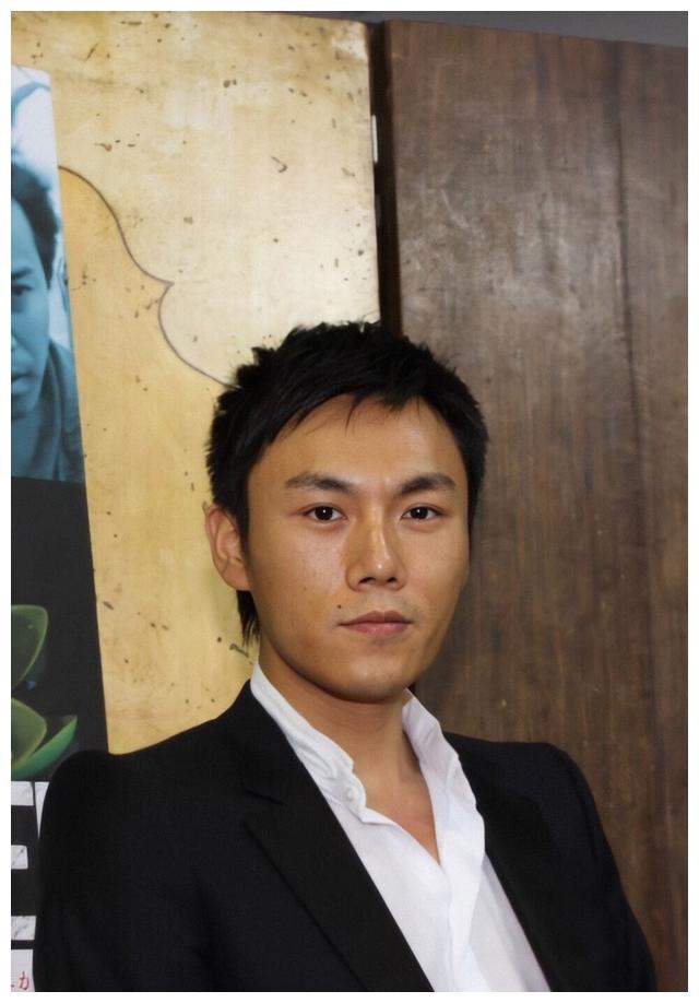 大宽脸,单眼皮,还呲牙,秦昊以前的脸跟现在比像换头