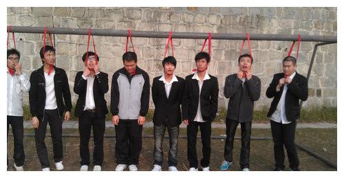 (2)这是什么情况?怎么要来个集体上吊自杀啊?千万别想不开啊!