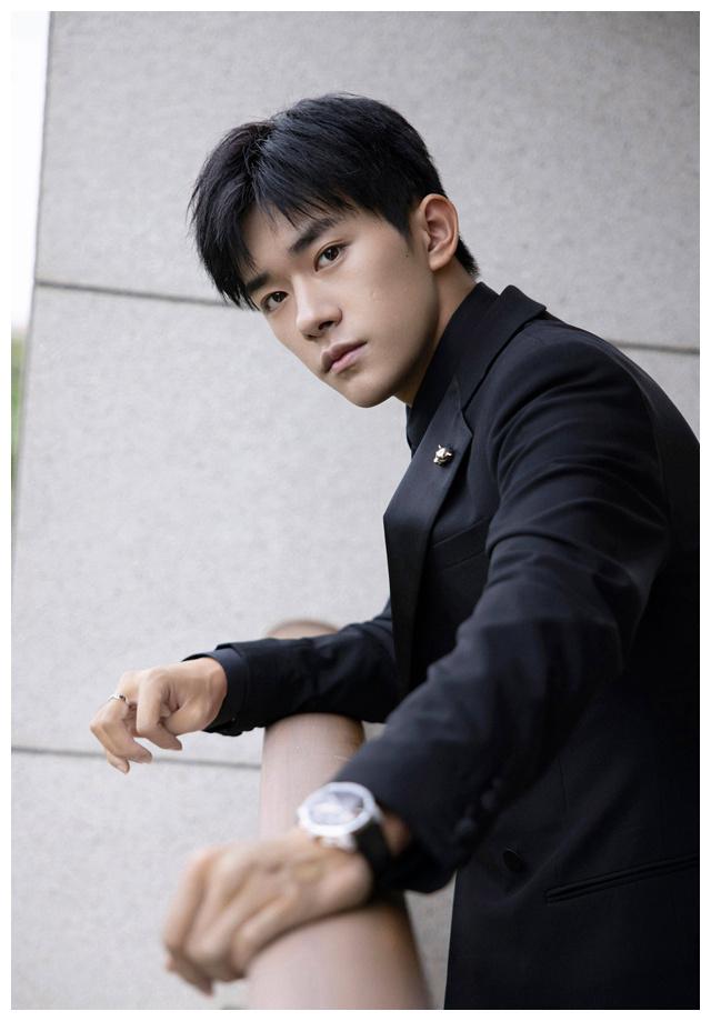 于是凤凰网公布了与易烊千玺合拍的新视频,一起回顾这个对于大家来说