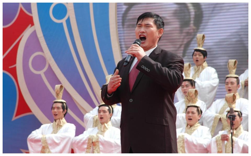 大衣哥儿子新婚后又迎喜事!现身"朱之文大舞台",村民们乐开花