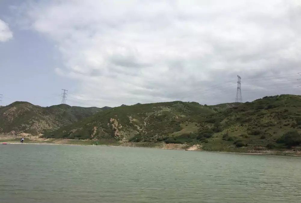 石人沟有纵横交错的山谷,谷里风光旖旎可欣赏高山出平湖特色景观