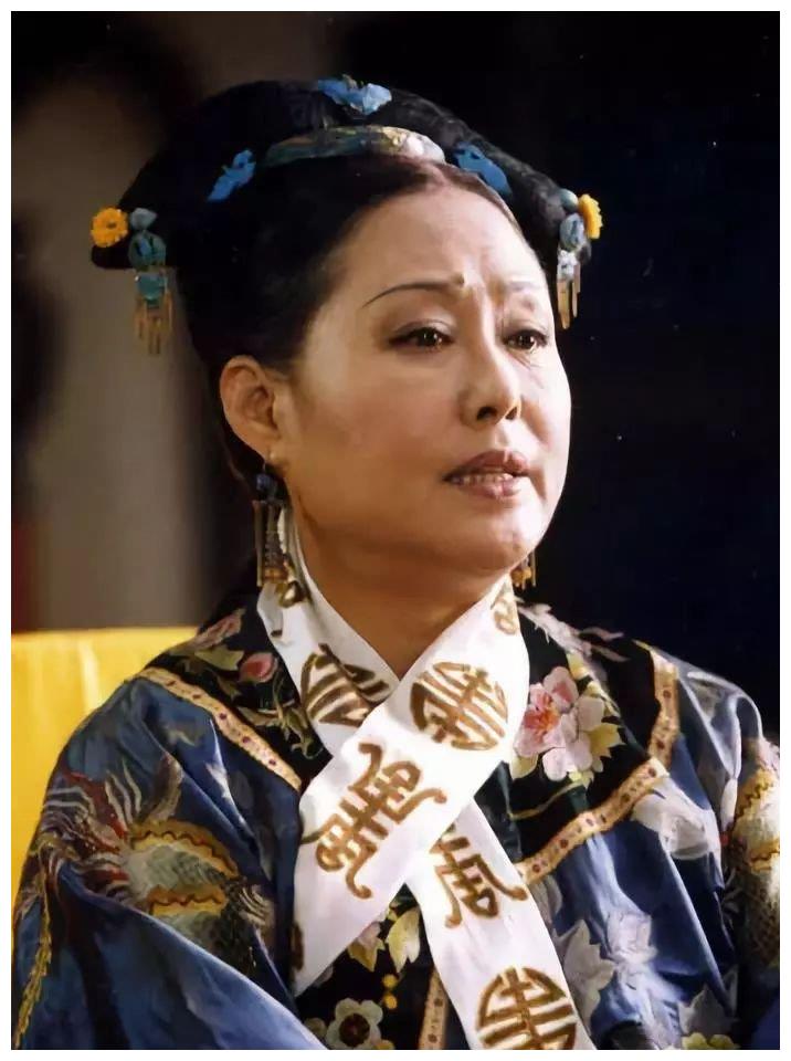 心酸!70岁斯琴高娃曾遭8年毒打,如今出门靠轮椅