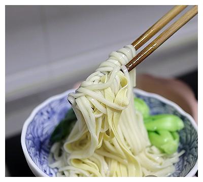 10,将面条,豆腐丝,青菜一同捞入面碗中,筷子一挑,瞧,柔软顺滑不会断