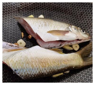 葱花 适量盐 极少料酒,味极鲜酱油 适量鸡蛋 两个酸汤肥牛 半包暴腌鱼