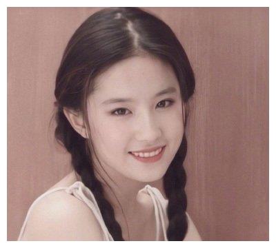 上面看的话一个人的脸型 是鹅蛋脸的话是很好的面相特征之一, 因为