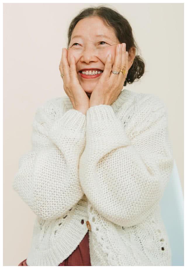 祖孙二人生活18年,这一刻外婆笑得犹如3岁般可爱的孩子