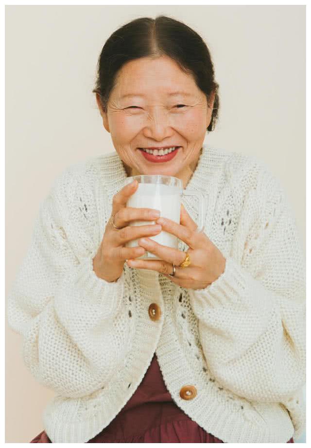 祖孙二人生活18年,这一刻外婆笑得犹如3岁般可爱的孩子