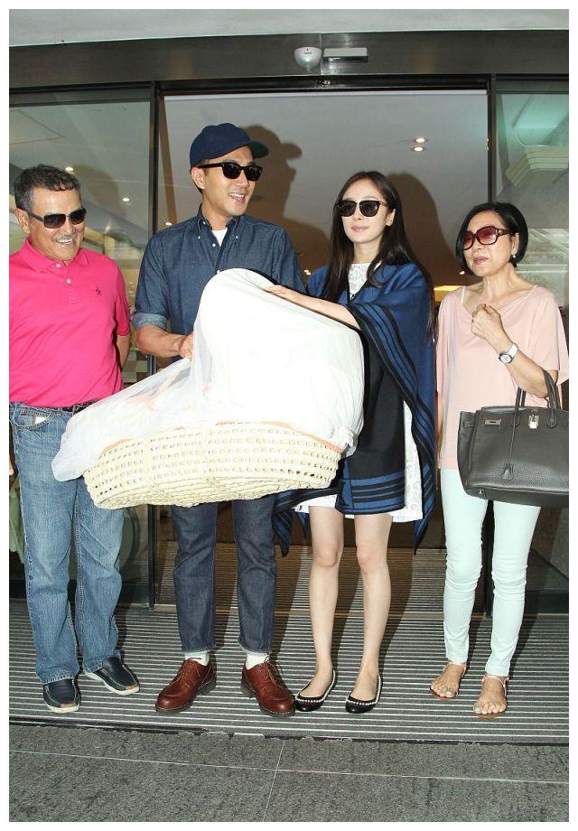 唐艺昕产后出院,和这些女明星的出院照相比,她的状态好不好?