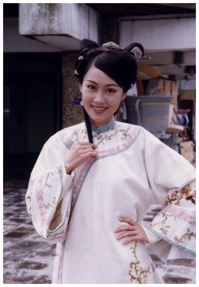 50岁前港姐化身小粉丝,支持老公拍剧,结婚20年仍恩爱如初