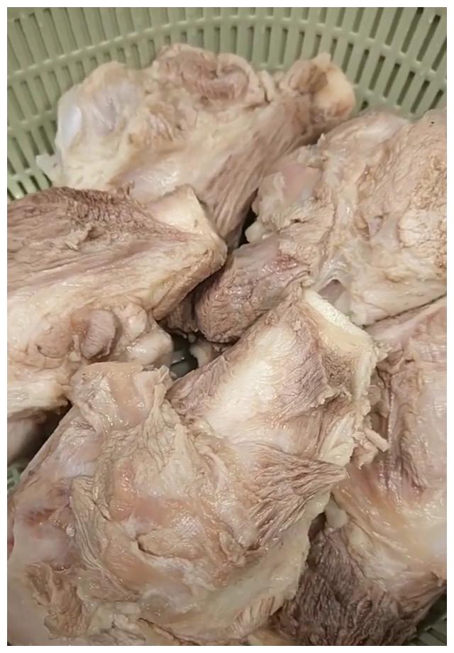 多吃肉来多喝汤,吃完喝完变壮壮,补钙又营养,味美又健康大骨棒