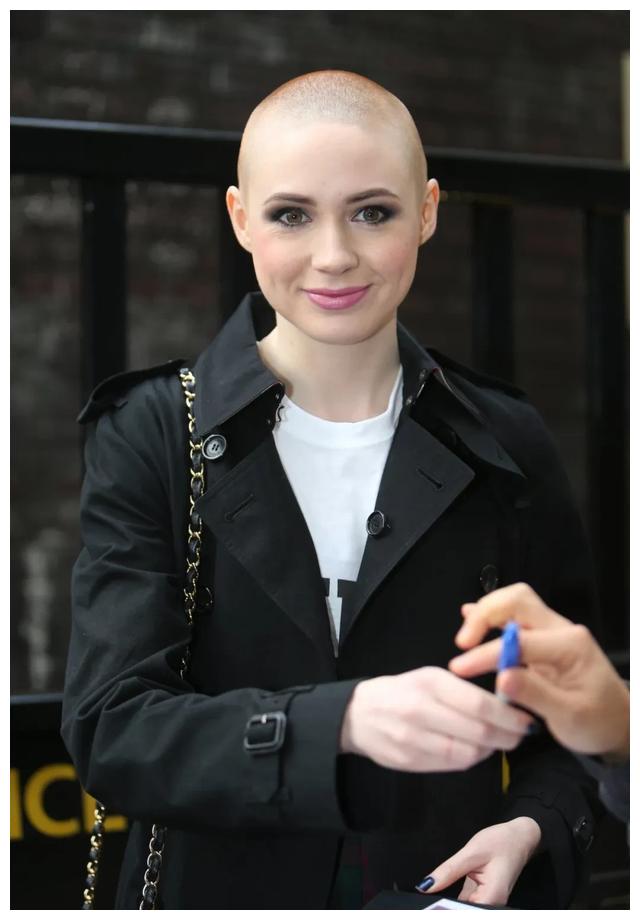 并且凯伦·吉兰为演星云剃光头,每次都要画几个小时的超浓妆!