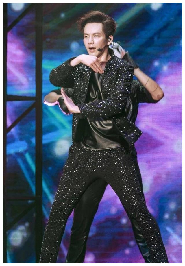 46岁钟汉良一点都没变比侧颜不输小鲜肉穿镶钻西装跳舞好亮眼