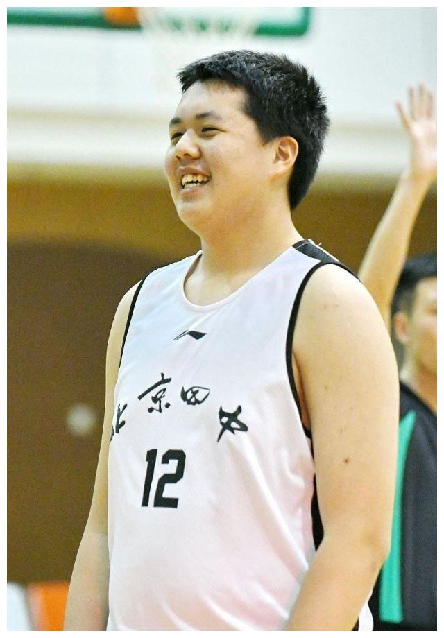 王治郅迎43岁生日,二婚娶小13岁美女很幸福,16岁儿子身高2.05米