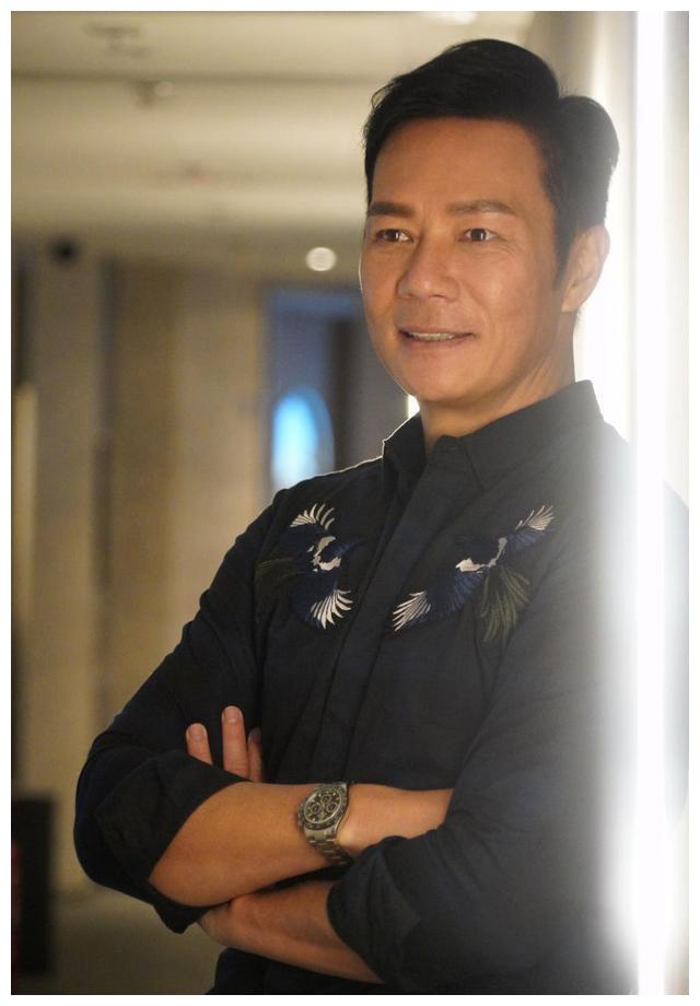 57岁影帝张兆辉为女儿庆生,女儿五官与他相似,长相成熟不像16岁