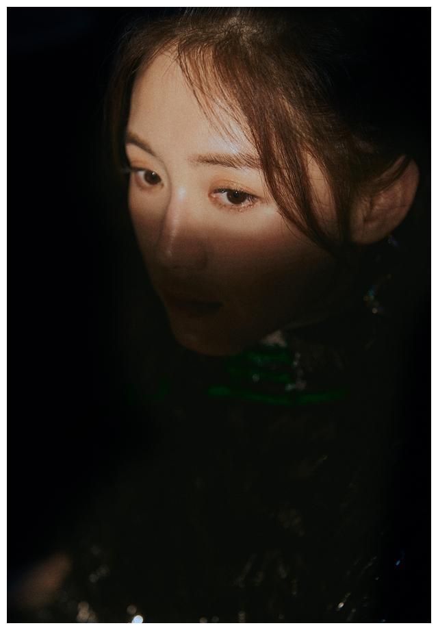 苏青民国造型曝光 复古流苏墨绿旗袍电影感绝美