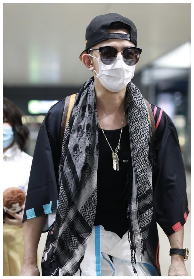 汪东城带围巾墨镜满满型男范手捧鲜花爱不释手人气高