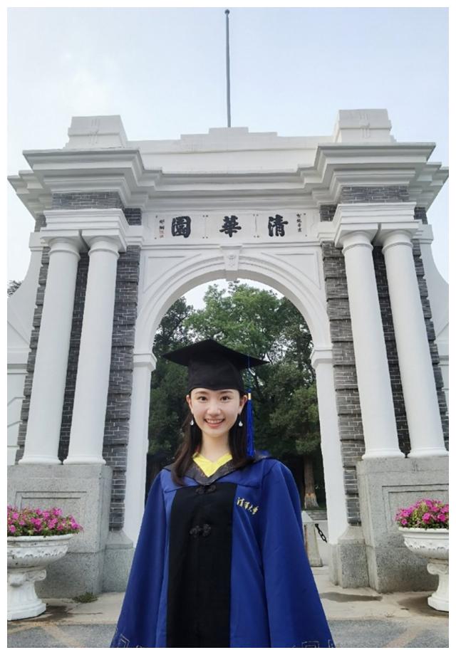 她是"小戏骨",事业巅峰期选择回归学业,今年刚从清华硕士毕业