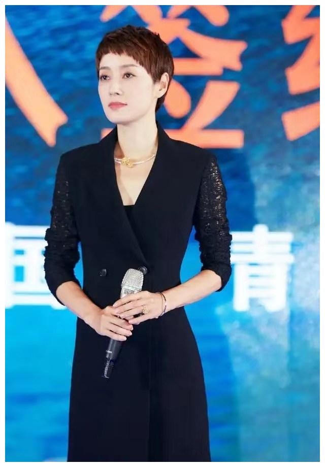 马伊琍气质真不是吹的 穿黑色蕾丝西装裙穿出高级感 气场无敌了 财经头条 马伊琍气质真不是吹的 穿黑色蕾丝西装裙穿出高级感 气场无敌了 财经头条