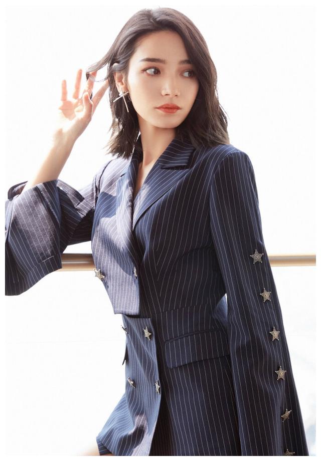 但是代斯的素颜,显得代斯更加具有活力和生活气息.