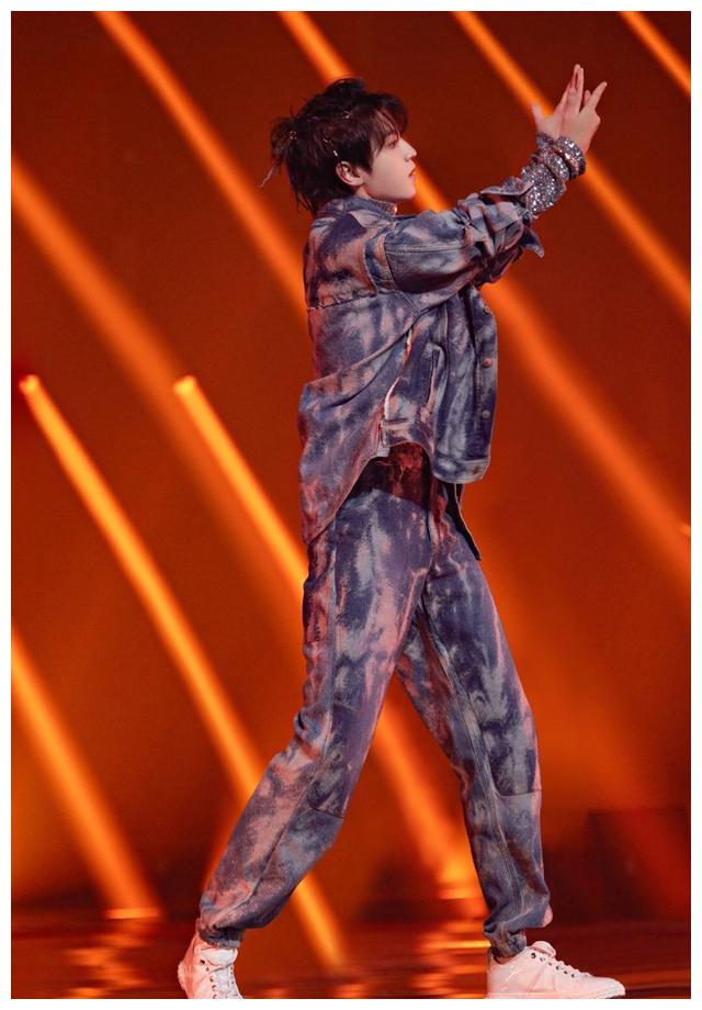 王俊凯跳舞跳到低血糖了粉丝心碎不已