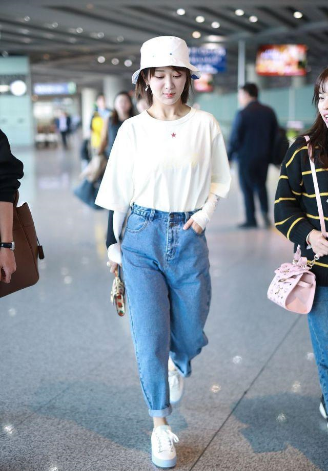 百搭的小白鞋更是增添了一些凉意和舒服感,杨紫的穿搭很适合