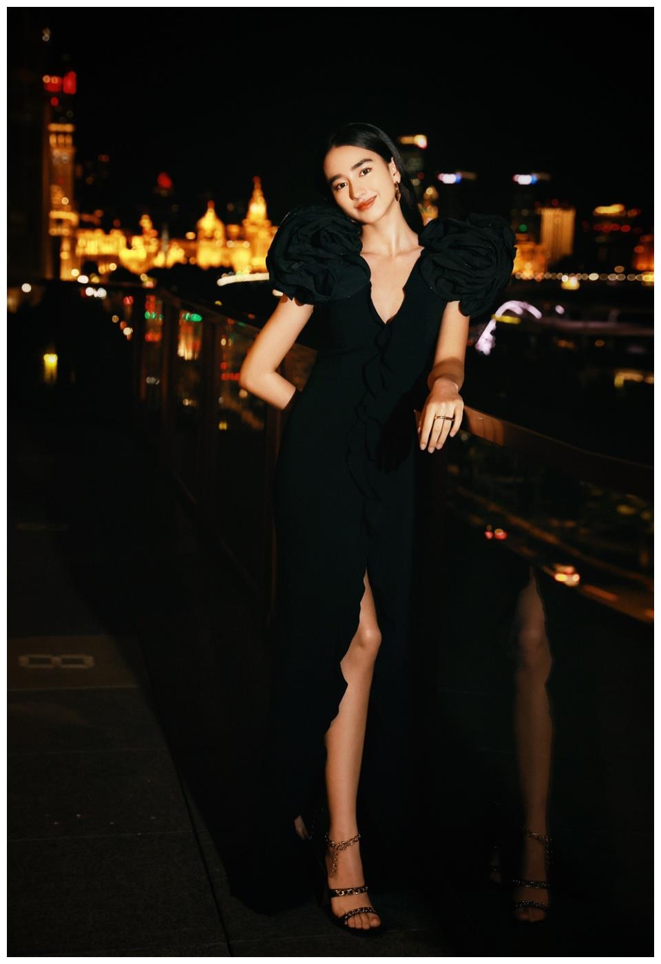 李宛妲化身"暗夜精灵"出席时尚晚宴 自信灵动引人瞩目