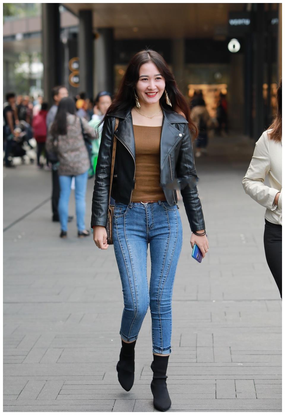 黑色皮衣搭配牛仔裤, 择合适的裤子和鞋子, 帅气十足