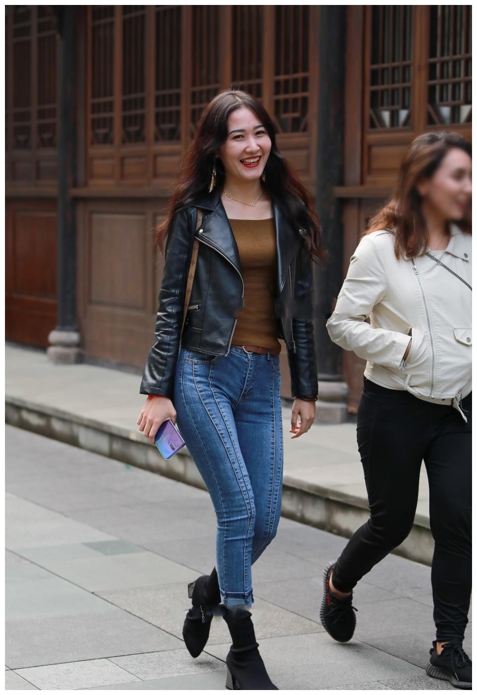 黑色皮衣搭配牛仔裤, 择合适的裤子和鞋子, 帅气十足