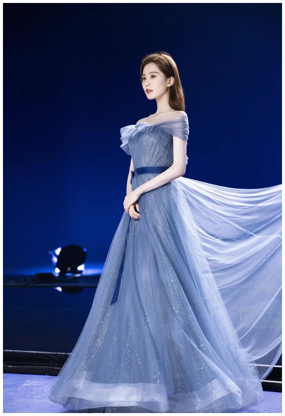 三四十岁女人仪态多重要?刘诗诗穿落肩礼服秀直角肩,气质好惊艳