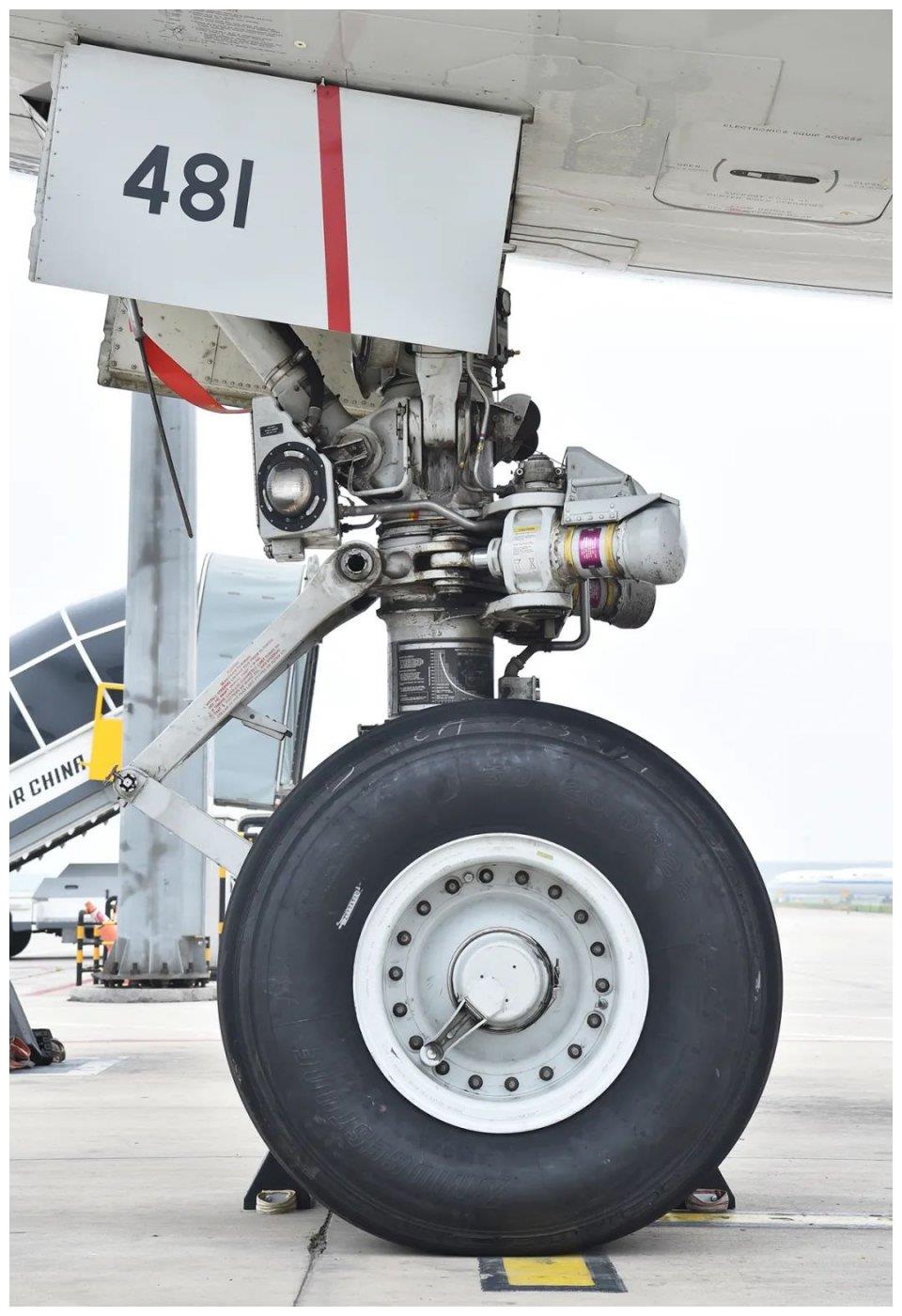 气流的方向,达到减速的目的;理论上,利用反推装置是可以让飞机倒车的