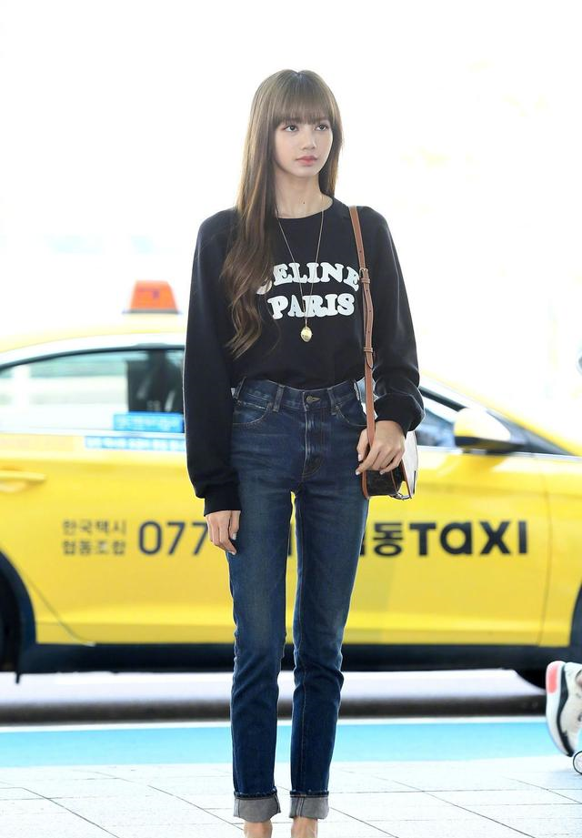 lisa身材太惊艳,穿西装裙大秀蚂蚁腰,真不愧是"人间芭比"__财经头条