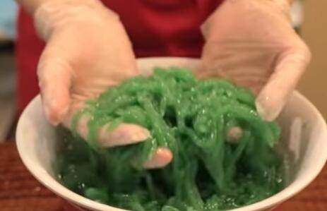 80后女子街边卖“奇异”小吃，年收入几十万，在村里可有面子了！休闲区蓝鸢梦想 - Www.slyday.coM