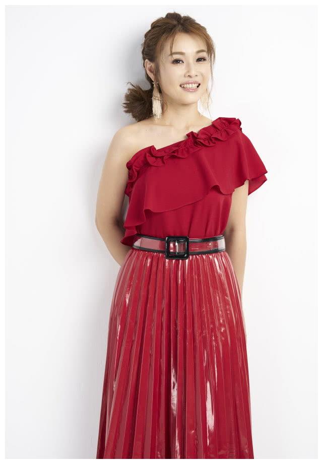 层楼高桥上坠落,车全毁而人缝三针无大碍|车祸|董育君|体质_新浪新闻