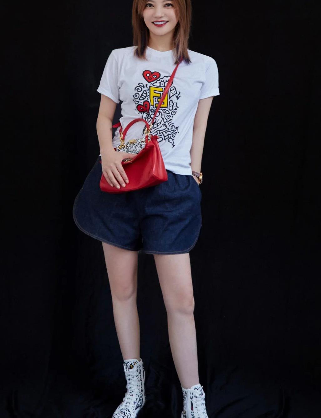 赵薇真是老来俏穿搭越来越喜欢秀美腿身材都能跟女团比了