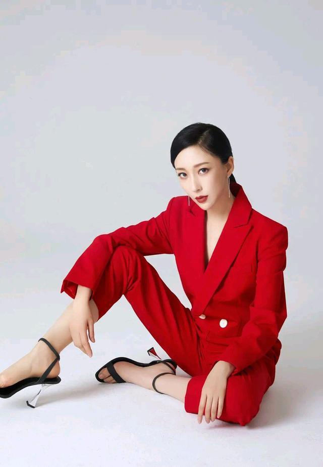 金丰身穿红色职业装尽显优雅知性女神!_高清图集_新浪网