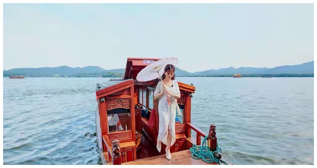 赵雅芝晒西湖游船照,再现"白娘子"借伞,穿白色碎花长裙画面美