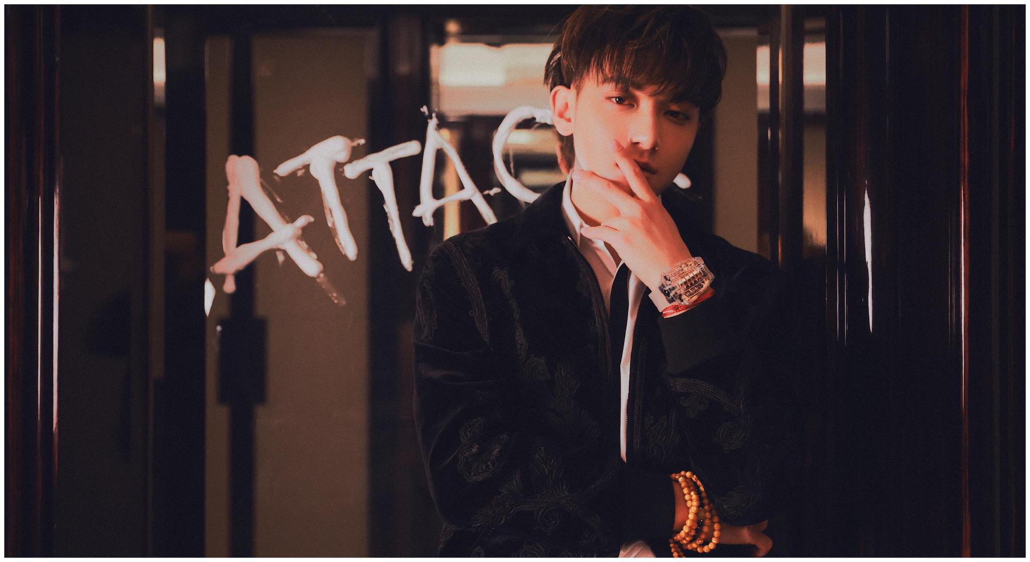 黄子韬晚会首唱新歌朋友圈向观众salute敬礼火爆出圈